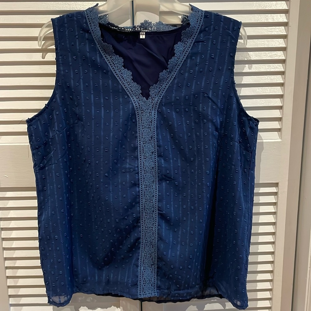 Sleeveless textured top with v neck lined NWOT